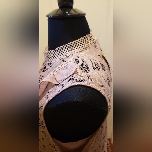 Suzanne Betro Elegant Lace Sleeveless Top - Dusty Pink - Picture 5 of 12